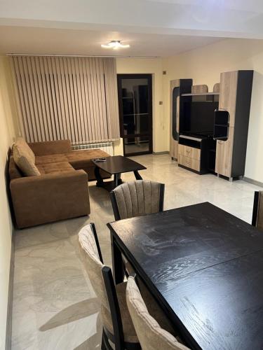ein Wohnzimmer mit Tisch und Couch in der Unterkunft Квартира in Kozloduy