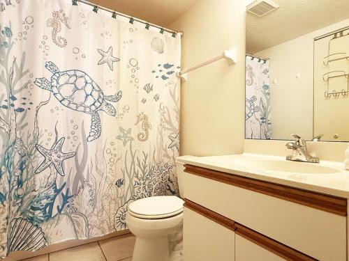 Koupelna v ubytování Coastal Comfort – 2BR Condo in Fiddlers Green