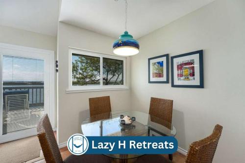 ein Esszimmer mit Glastisch und Stühlen in der Unterkunft Waterfront Shared Pool Games Winter Family Deals in Padre Island