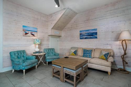 Χώρος καθιστικού στο Family Sleeps 18 5 Minutes to beach Pool