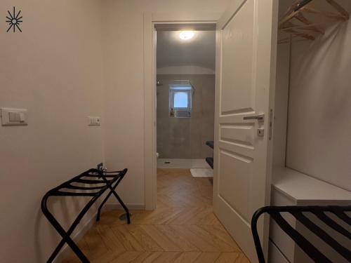 a hallway with a door leading to a room with a bathroom at Nido Madreperla in Taranto