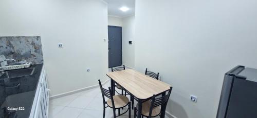 kuchnia ze stołem, krzesłami i lodówką w obiekcie Iline Residence Large studio w mieście Dżidżili