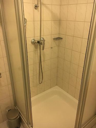 bagno con doccia e vasca di Pension Villa Strandläufer a Norddeich