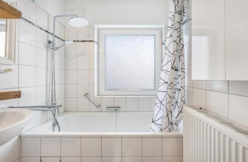 Vannituba majutusasutuses Park & Meer - Ferienwohnung im Grünen - Bad Zwischenahn, 4 Zimmer, bis 9 Gäste