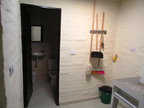 Melao Hostel Campestre y Vivero في بالميرا: حمام مع مرحاض ومغسلة