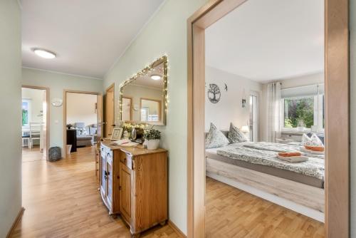 Voodi või voodid majutusasutuse Park & Meer - Ferienwohnung im Grünen - Bad Zwischenahn, 4 Zimmer, bis 9 Gäste toas