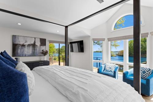 WestportFox Run w/Heated Pool & Optional Boat Rental的一间卧室配有一张带蓝色椅子的大床