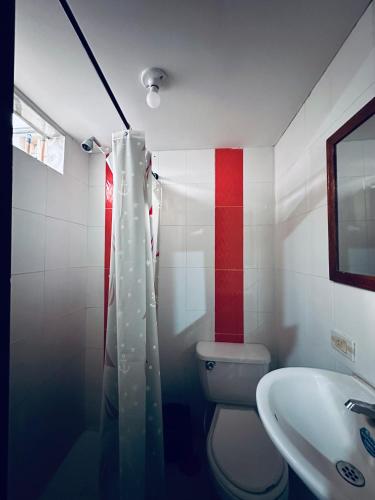 a bathroom with a shower and a toilet and a sink at Habitacion privada cerca al hospital de Neiva con Aire Acondicionado y baño Privado in Neiva
