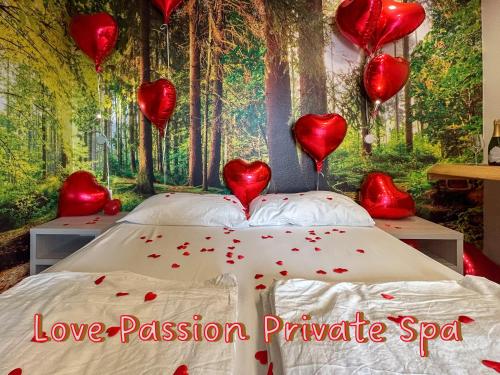 une chambre avec un lit avec des coeurs rouges sur le mur dans l'établissement Casa da Carmen Boutique & Private Spa, à Mezzolombardo