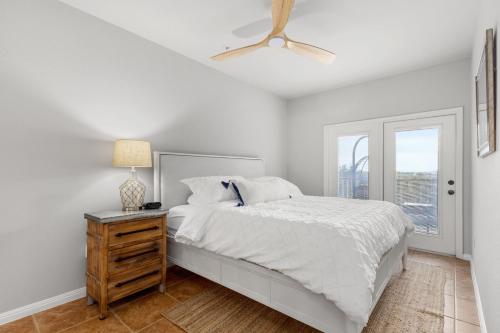 ein weißes Schlafzimmer mit einem Bett und einem Fenster in der Unterkunft Close to River Shared Family Pool Wurstfest Ready in Gruene