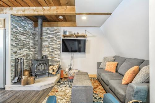 Posezení v ubytování Mountain A Frame w Wood Stove Downtown