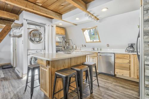 Kuchyň nebo kuchyňský kout v ubytování Mountain A Frame w Wood Stove Downtown