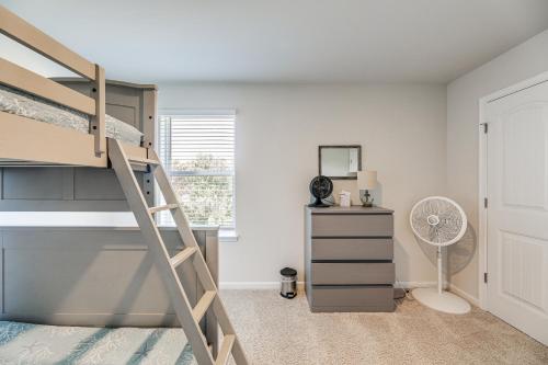 een slaapkamer met een stapelbed en een bureau bij Game Room and Patio Spacious Ocean View Home in Wilgus Subdivision