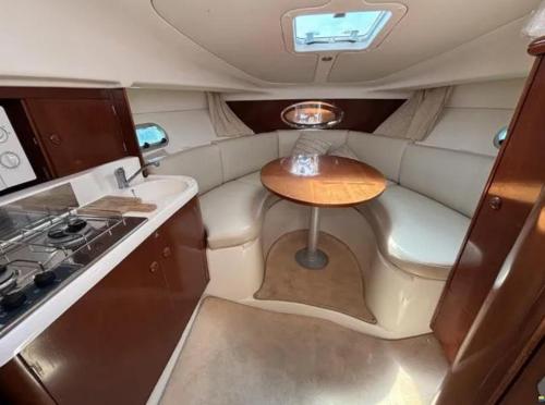 ein kleiner Tisch im Heck eines Motorboots in der Unterkunft Barco Marina de Cascais in Cascais