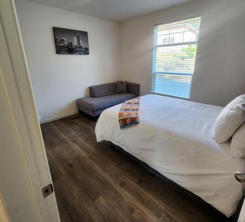 Uma cama ou camas num quarto em Home away from Home - 6 miles from the SNP