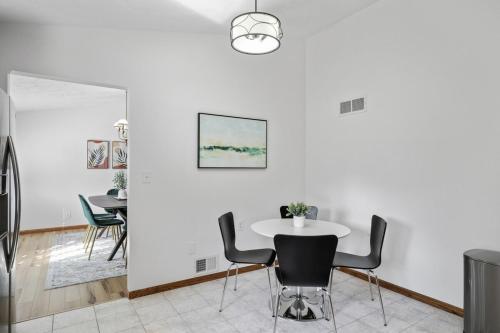 Posezení v ubytování Central Location - 2 living spaces & covered patio!