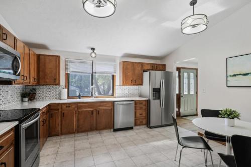 Kuchyň nebo kuchyňský kout v ubytování Central Location - 2 living spaces & covered patio!