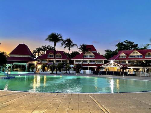 ein großer Pool vor einem Resort in der Unterkunft Studio Le paradis zen village vacances 1er étage et rdc vue mer et plage Ste Anne Guadeloupe in Sainte-Anne