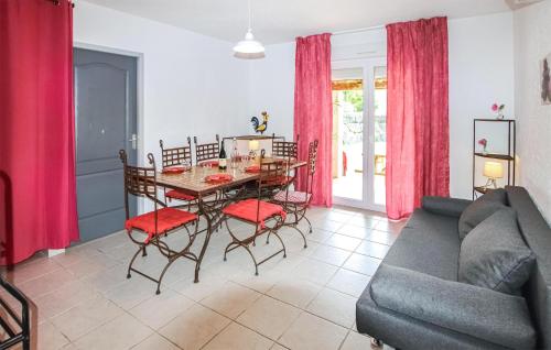 CompsにあるPet Friendly Home In Grospierresのテーブルとソファのあるリビングルーム