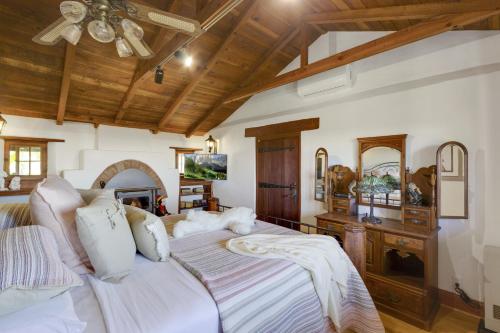 ein Schlafzimmer mit einem großen Bett und einer Decke in der Unterkunft North County Oasis Elegant hacienda home with elevated entertainment area & private pool in Vista