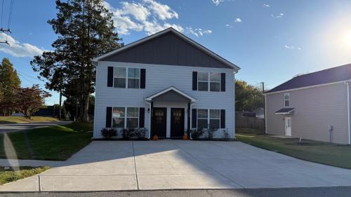 Casa blanca con techo negro y entrada en Pura vida Apartment, en Hickory