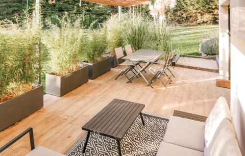 Un patio con una mesa y sillas en una terraza. en 2 Bedroom Gorgeous Home In Allan, en Allan