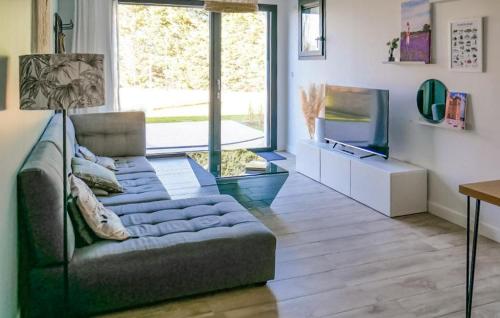 Una sala de estar con un sofá y un televisor. en 2 Bedroom Gorgeous Home In Allan, en Allan