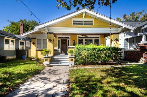 een geel huis met een loopbrug ervoor bij Sunny Springfield Stunner in Springfield