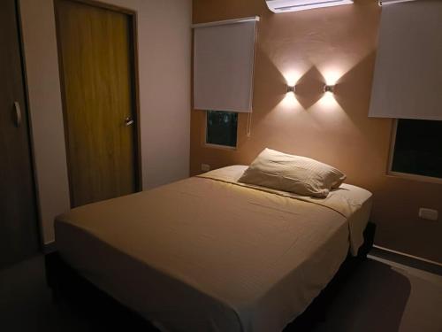 um quarto com uma cama e luzes na parede em Apartamento exclusivo para unas vacaciones confortables em Coveñas