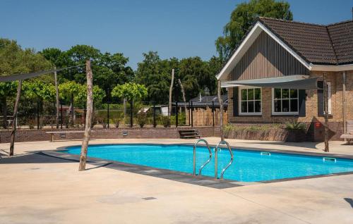 Bazén v ubytování Beautiful Home In Voorthuizen nebo v jeho okolí