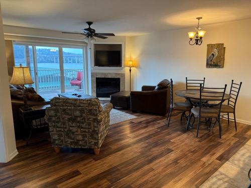 Una sala de estar con una mesa y un comedor. en Lake Front and Calm Waters at Miramar 3BR 2BA, en Camdenton