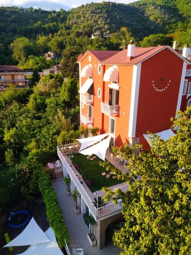 una vista aérea de una casa con jardín en Villa Elvira, en Pellezzano