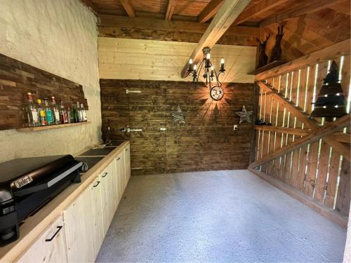 劳里斯Barney的谷仓里有一间带酒吧和吊灯的房间