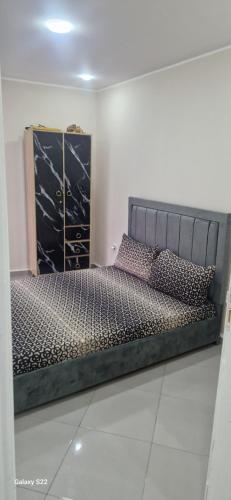 sypialnia z łóżkiem z metalową ramą w obiekcie Iline Residence Large studio w mieście Dżidżili