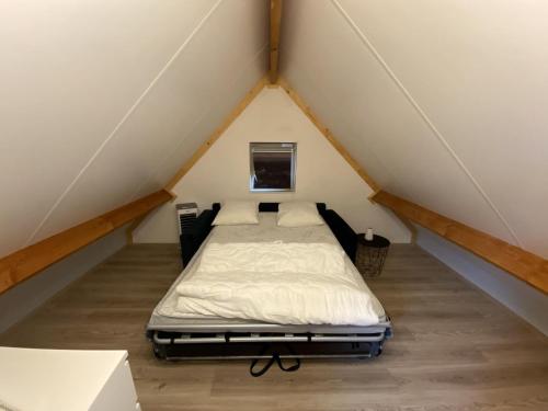 una cama en el medio de un loft en Westhinder I H70, en Koksijde