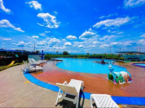 a large swimming pool in a resort with a blue sky at Apto con vista increible piscina a 10 min del Parque del Cafe in Montenegro