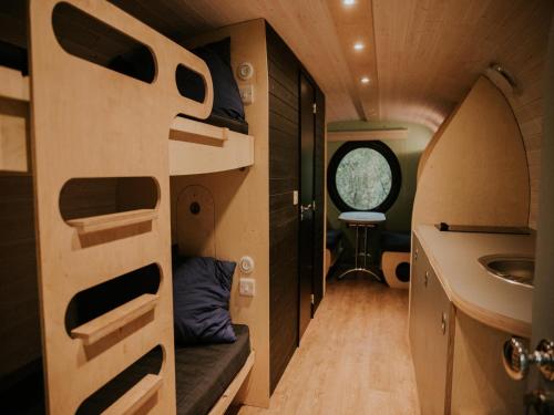 Una pequeña casa con lavabo y baño. en Cozy Treehouse Retreat in Overijssel, en Balkbrug