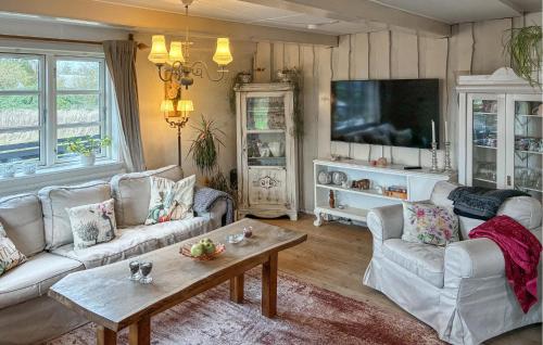 Μια τηλεόραση ή/και κέντρο ψυχαγωγίας στο Beautiful Home In Stege With Wifi