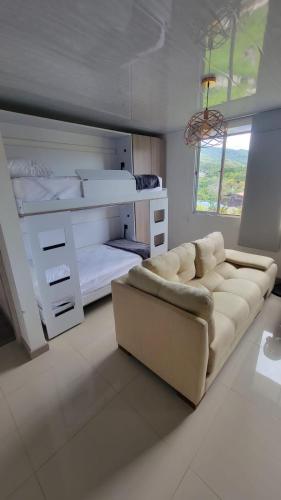 a white living room with a couch and a bed at Espectacular apartamento en Guaduas in Guaduas