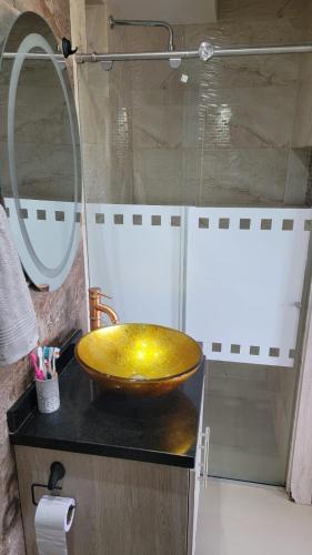 a bathroom with a yellow sink and a shower at Espectacular apartamento en Guaduas in Guaduas