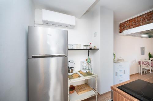 eine Küche mit einem Kühlschrank aus Edelstahl in einem Zimmer in der Unterkunft Apartment Zaglav 8170b in Sali