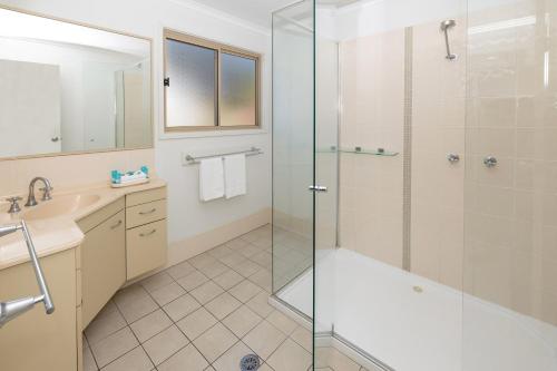 Koupelna v ubytování Lakeside Forster Holiday Park