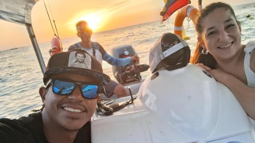 a group of people on a boat on the beach at Mi Cabañita Guest House in Playa Blanca