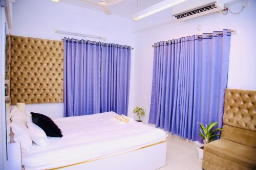 Katil atau katil-katil dalam bilik di Hola Properties