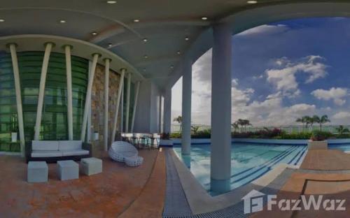 ein großes Gebäude mit Pool darin in der Unterkunft SWEET MEMORIES CONDOTEL at THE SYMPHONY TOWERS QC in Manila
