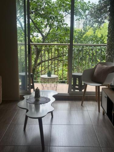 een woonkamer met een tafel en een groot raam bij Apartment, 3 bedrooms and 2 full bathrooms in Armenia