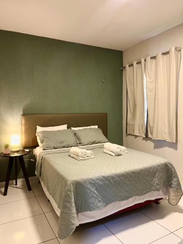 a bedroom with a bed with two towels on it at Apto Exclusivo a 30m da Praça da Sé - Norões Residence in Crato