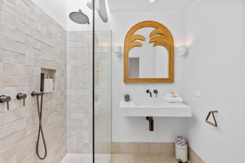 Un baño con lavabo y ducha en Harbour Mist Hideaway - Where Coast Meets Calm, en Ulladulla