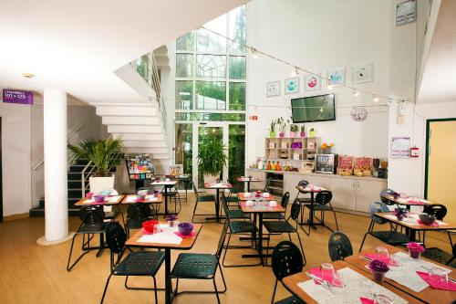 una classe con tavoli e sedie in un edificio di Hotel Cerise Nancy a Nancy