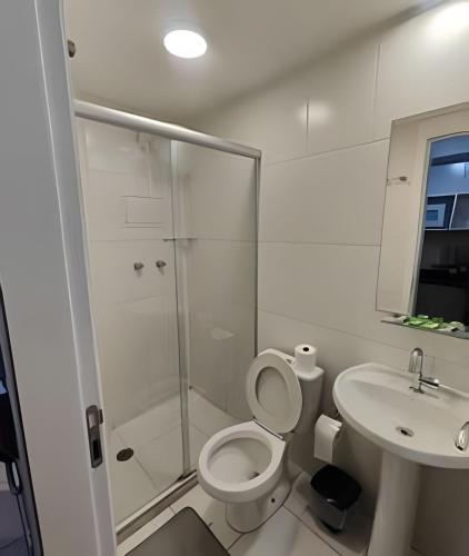 a bathroom with a shower and a toilet and a sink at Flat em São Paulo - Completo e Acolhedor in São Paulo